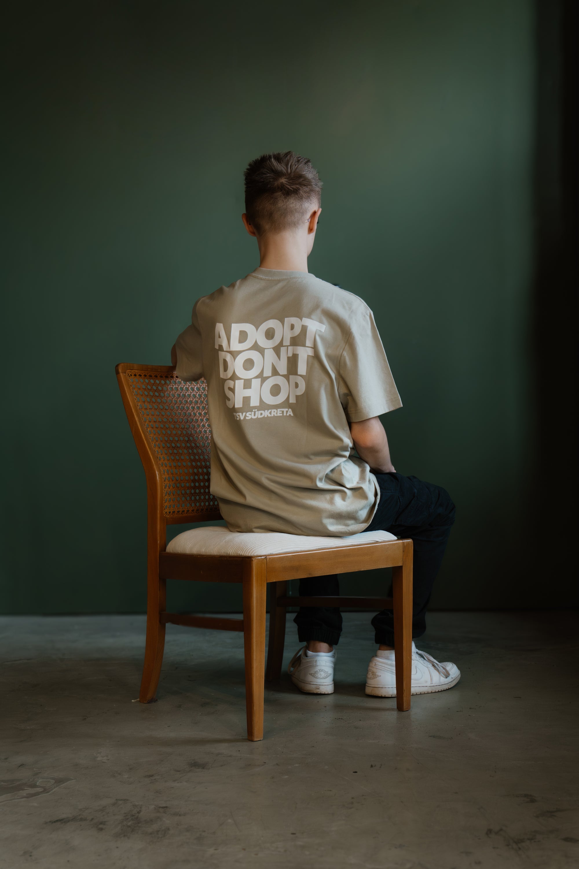 T-Shirt in Stone „Adopt don’t shop“