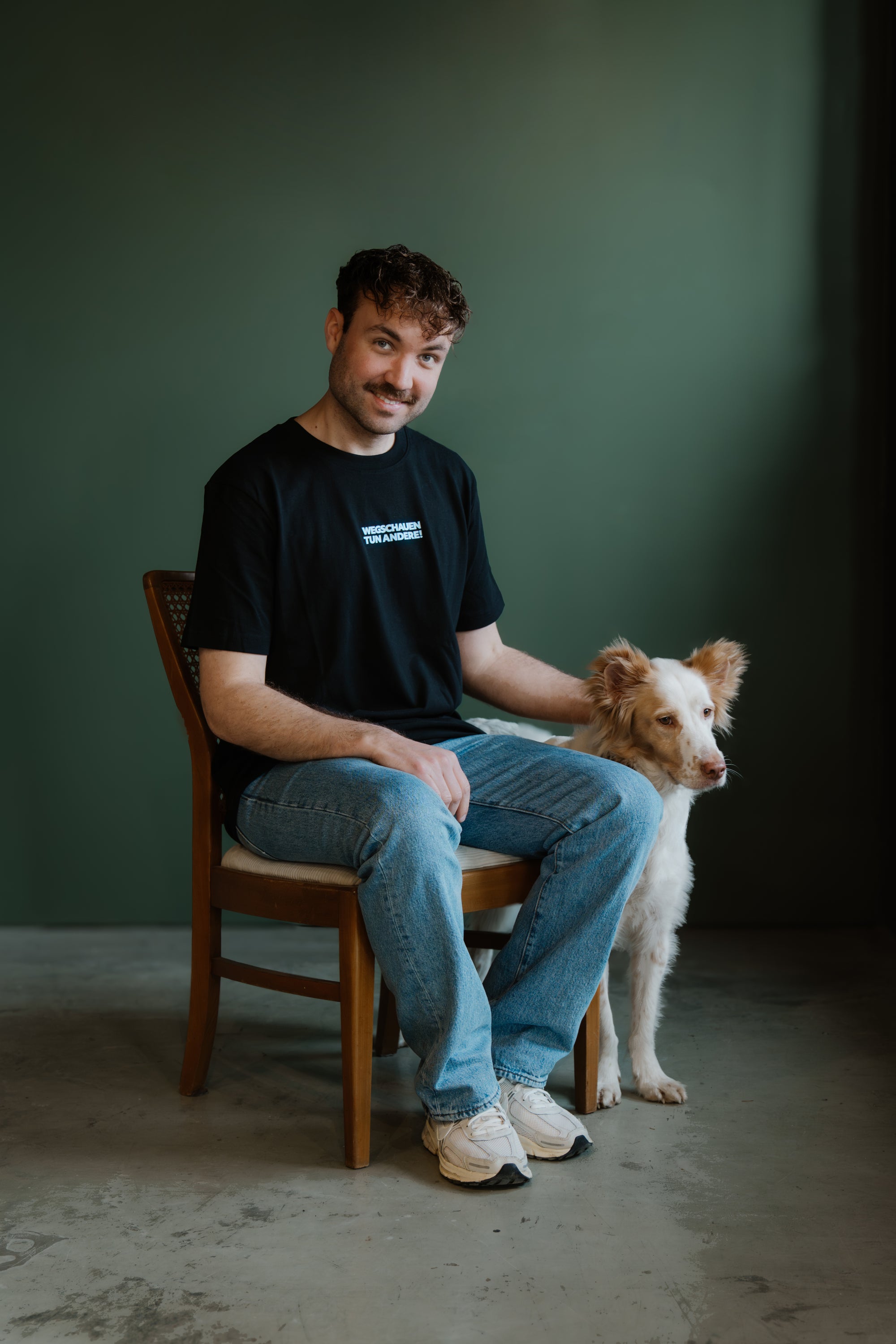 T-Shirt in Schwarz „Adopt don’t shop“
