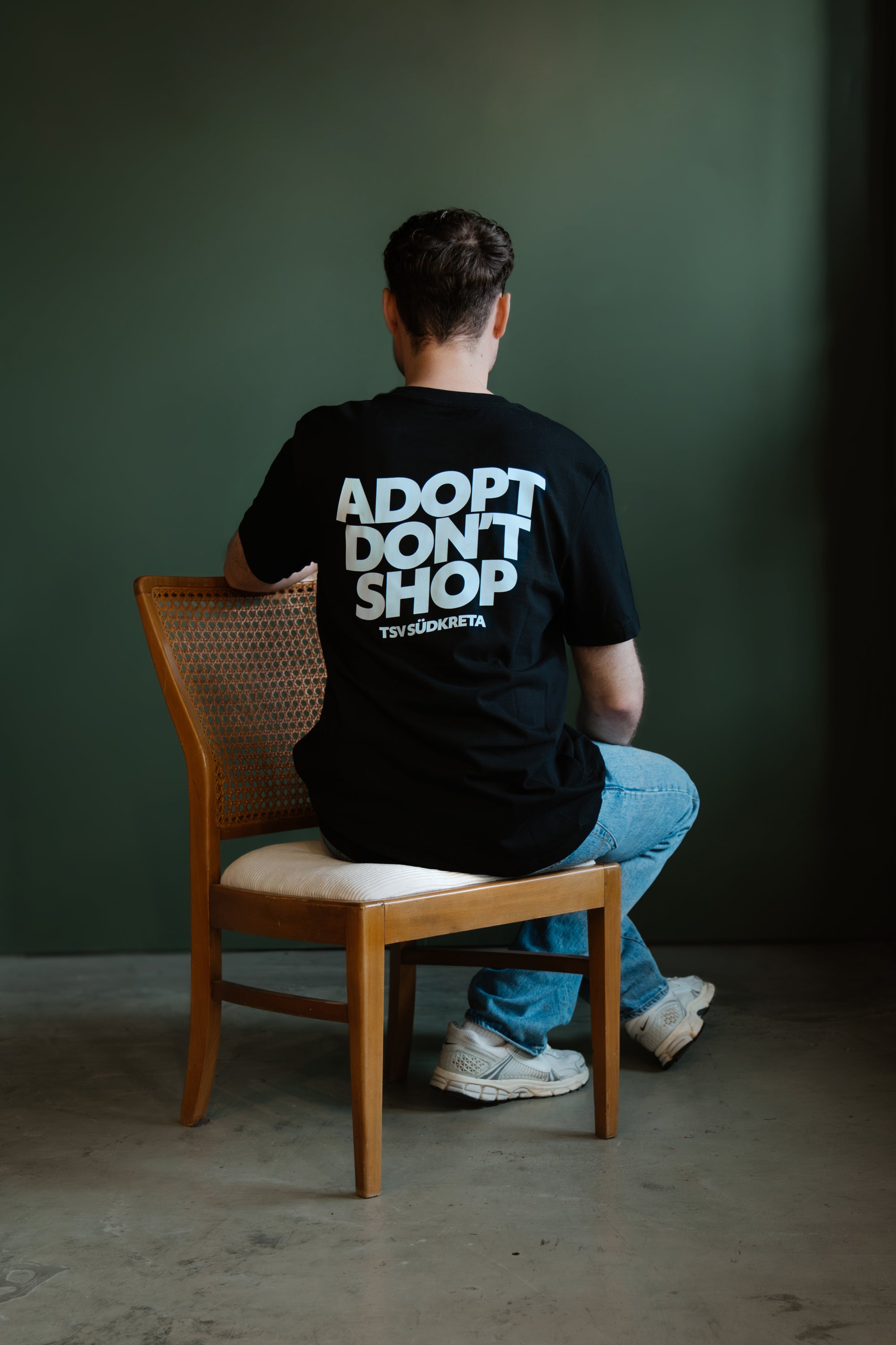T-Shirt in Schwarz „Adopt don’t shop“