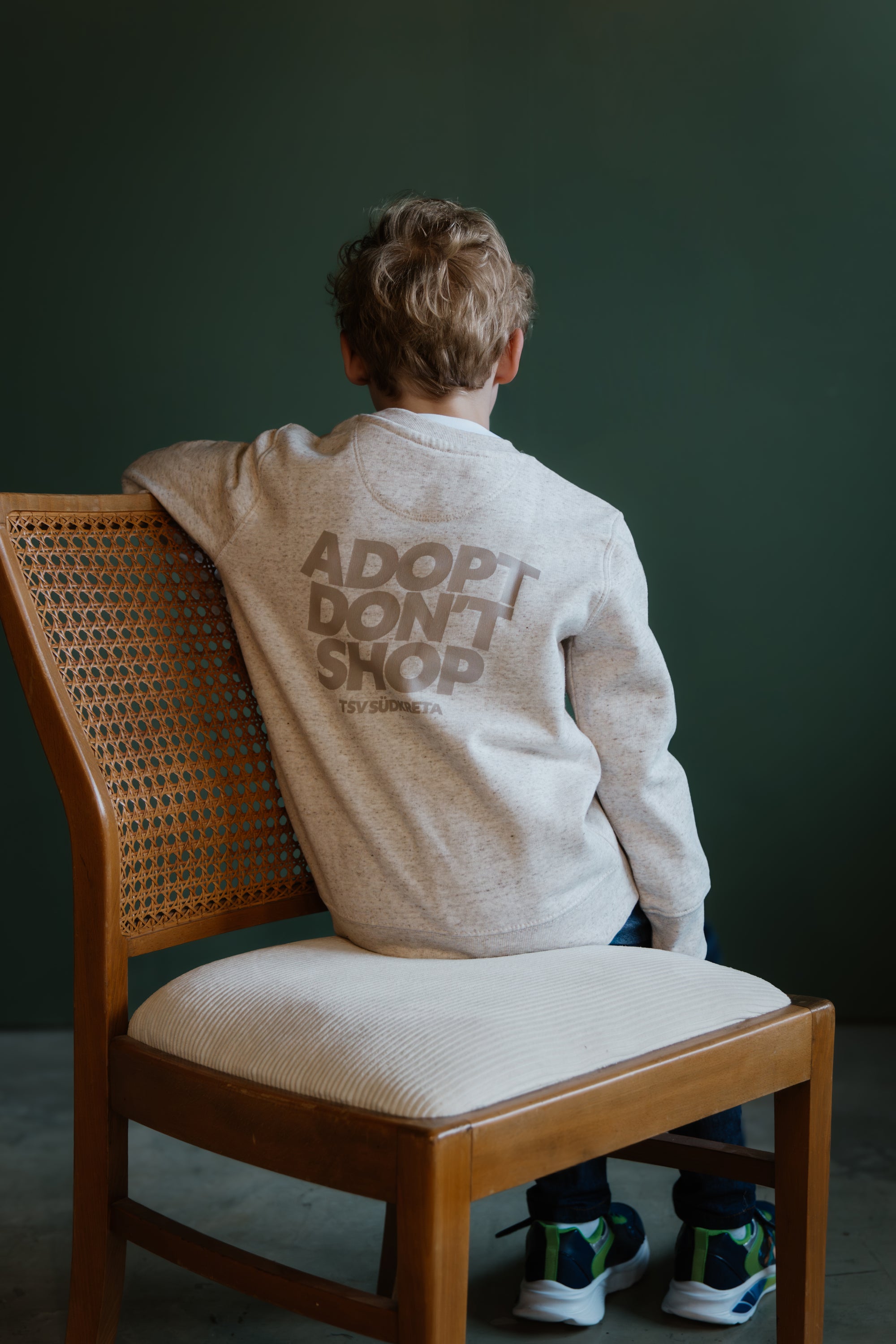 Kinder Sweatshirt in Eco Heather „Adopt don’t shop“