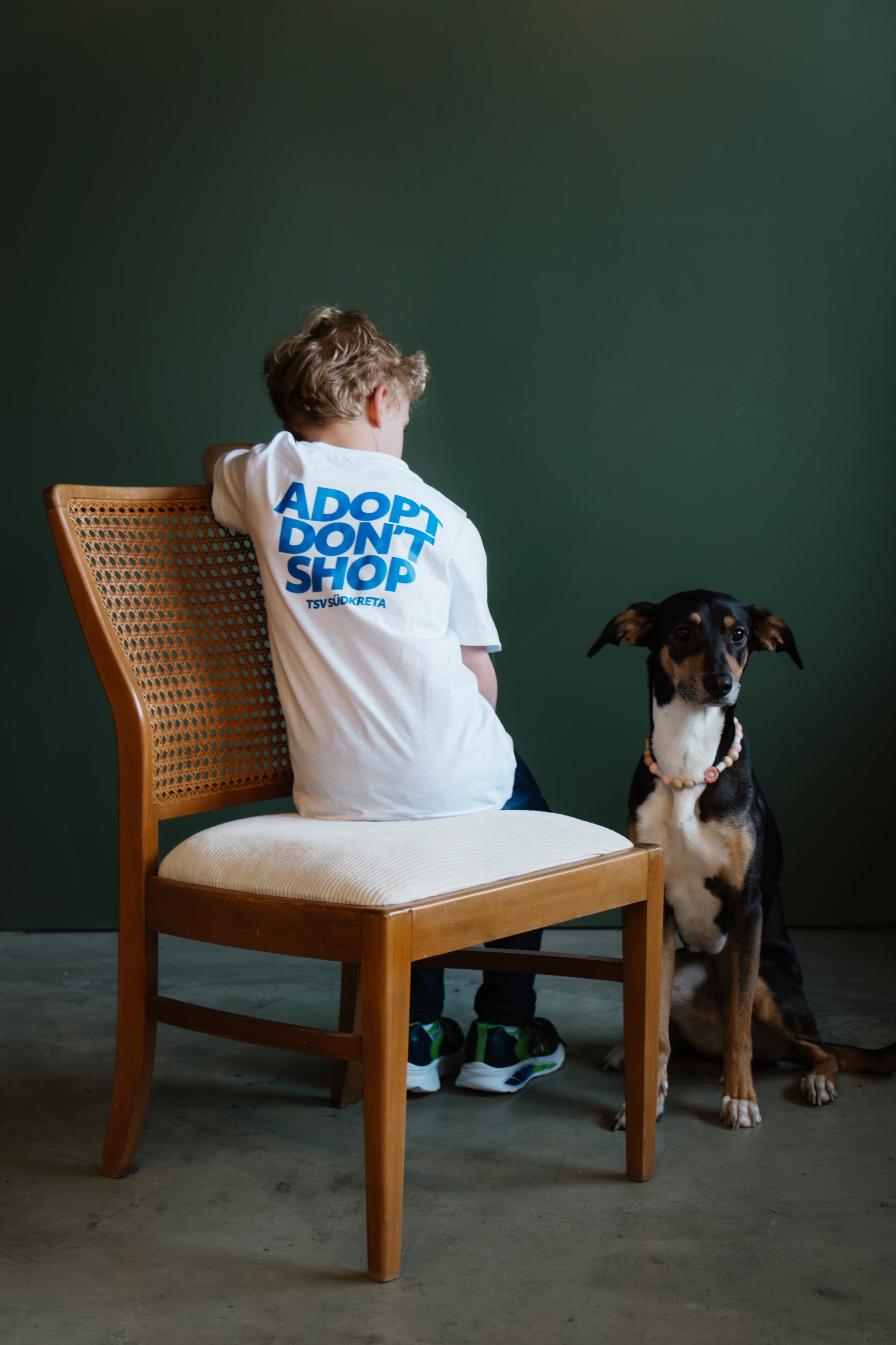 Kinder T-Shirt in Weiß „Adopt don’t shop“